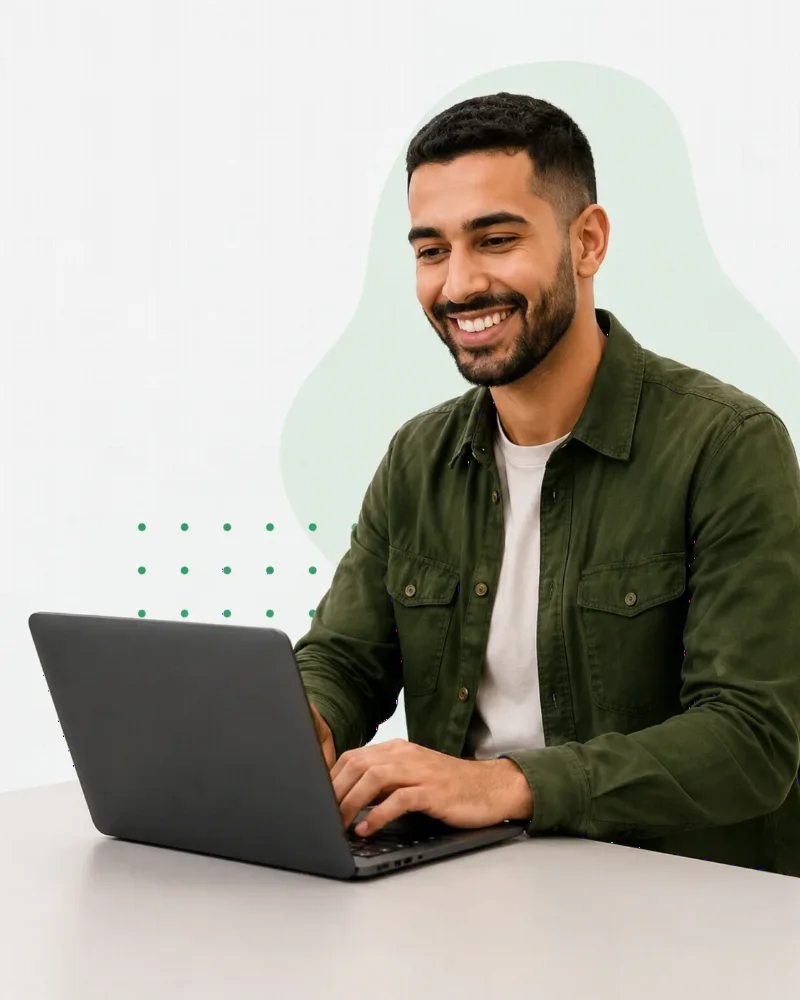 Recruteur souriant devant son ordinateur portable.